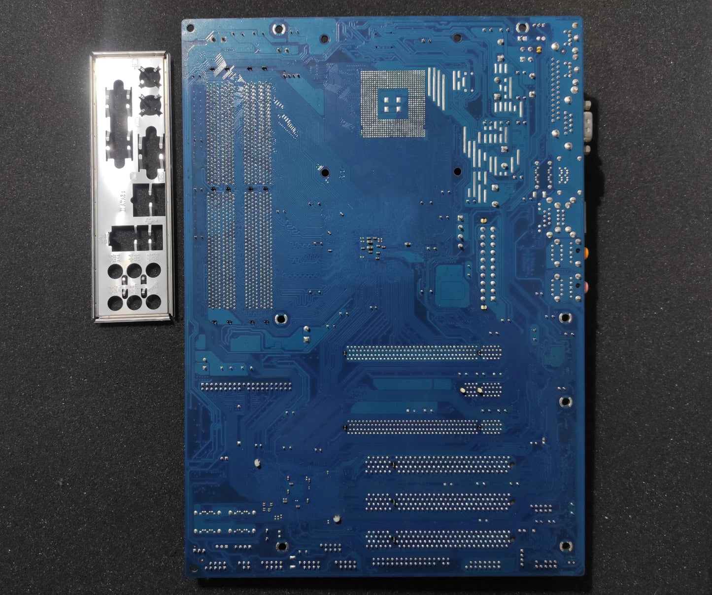 ASRock ConRoeXFire-eSATA2 Socket 775 ATX Motherboard DDR2 PCIe x16 Intel 945P Chipset