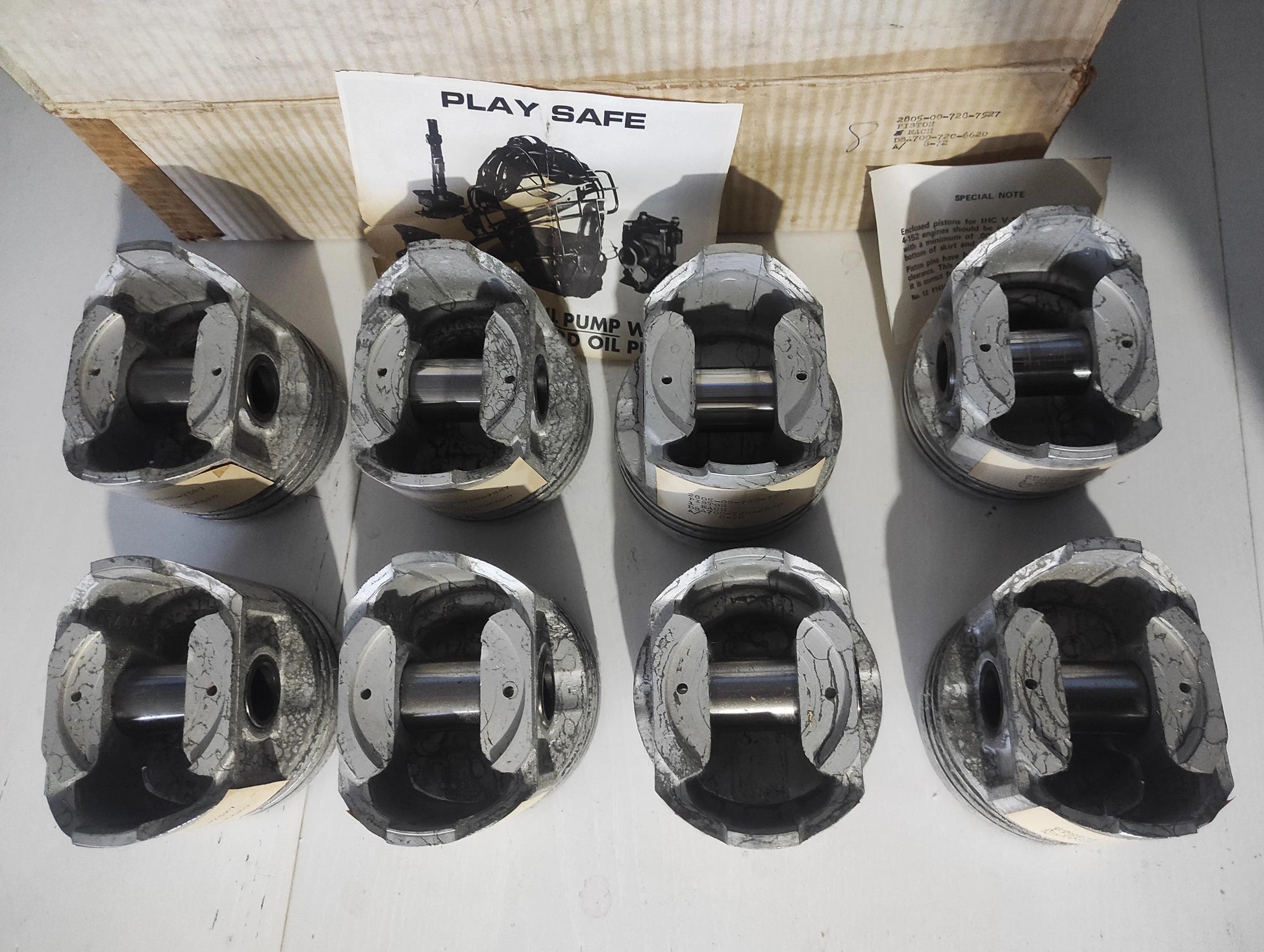 NOS Badger Pistons Piston Set 8 P1414 020 International Harvester V8 engines - Retro PC Hardware & More